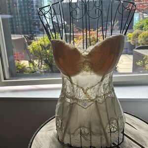 Elegant Cream Lace Strapless Bra